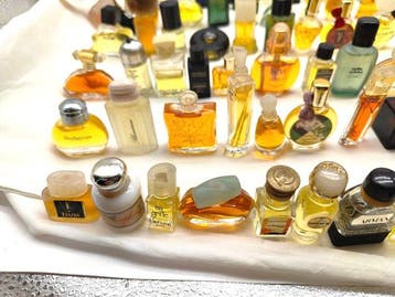 Parfumfles (115) - Lot van circa 115 miniatuurflesjes parfum