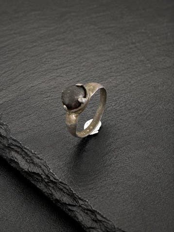 Middeleeuws Brons Ring met dieprood cabochon, waarschijnlijk