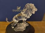 Swarovski - Beeldje - Lion standing on a rock - 269377 - Box
