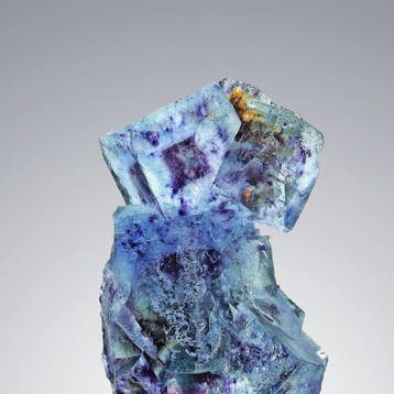 GEEN RESERVE. FLUORITE met rode kubische oog-phantomen uit