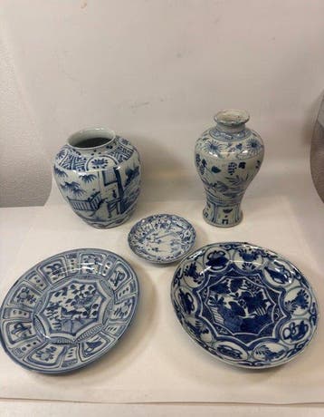 5 Chinese porseleinen in wit en blauw - Ming-dynastie -