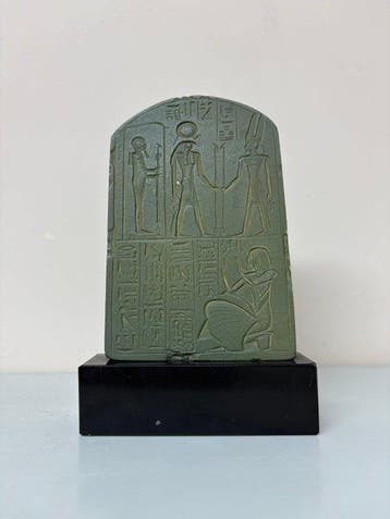 Museo del Louvre - Buste, Estela de Tchia – Reproducción