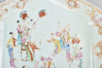 Bord - A LARGE CHINESE FAMILLE ROSE DISH DECORATED WITH, Antiek en Kunst