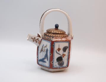 Antieke Japanse Imari porseleinen theepot, hexagonale vorm