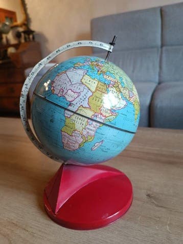 Mappemonde en étain lithographié années 50/60 - 1950-1960