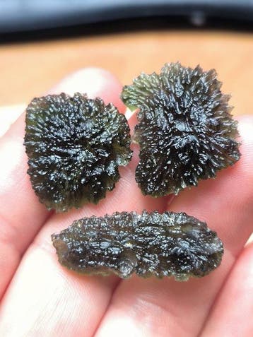 Moldavieten, een mix van Zuid-Boheemse locaties - 12.9 g -, Verzamelen, Mineralen en Fossielen