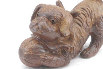 Japanse Bizen-aardewerkhond die met een bal speelt –