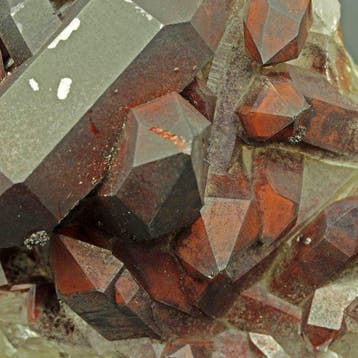 Quartz hématoïde rouge-brun esthétique Cristaux de deux