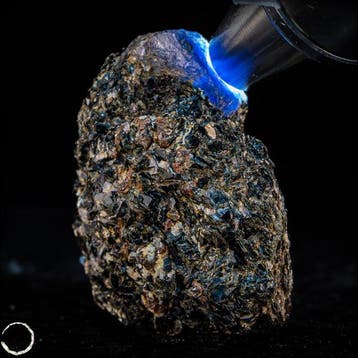 Natuurlijke koningsblauwe saffier op matrix 209,30 ct uit, Verzamelen