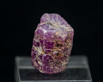 Cristal de rubis rouge intense • 21,25 ct • Vivid Zoning