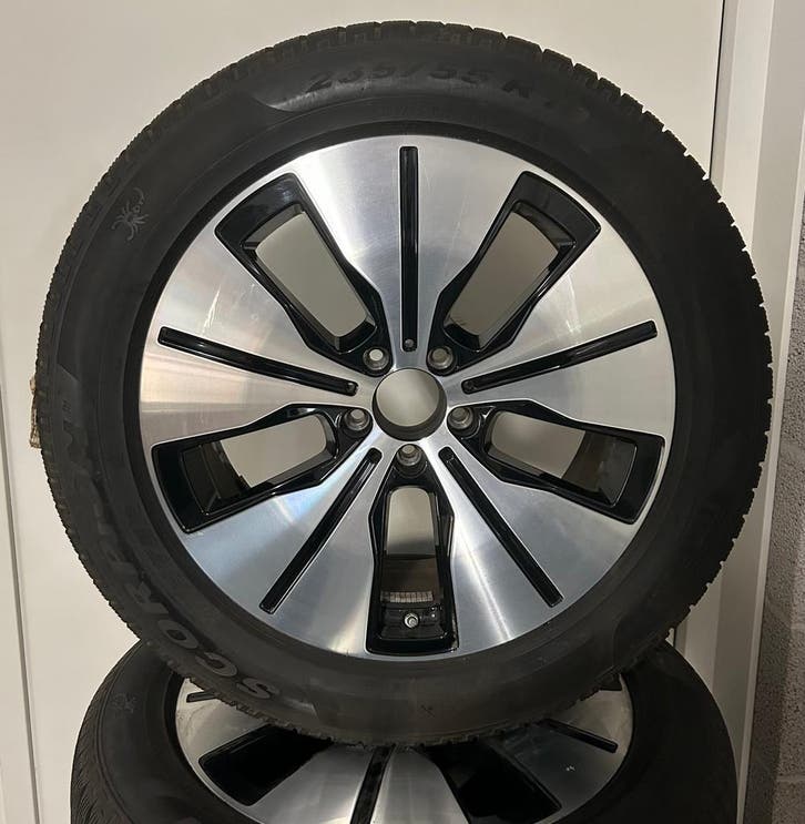 Mercedes-Benz EQC 19 inch Velgen + Winterbanden, Auto-onderdelen, Banden en Velgen, 19 inch, Winterbanden, 235 mm, Personenwagen