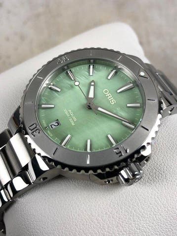 Oris - Aquis Date Automatic Green - 01 733 7770 4157-07 8 18