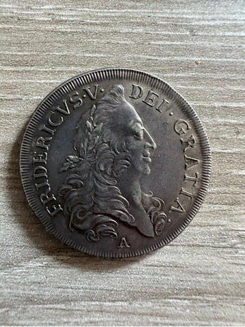 Denemarken. Frederik V. 1 Krone 1747 / Hede 29B, Sieg 11 -, Gestempeld
