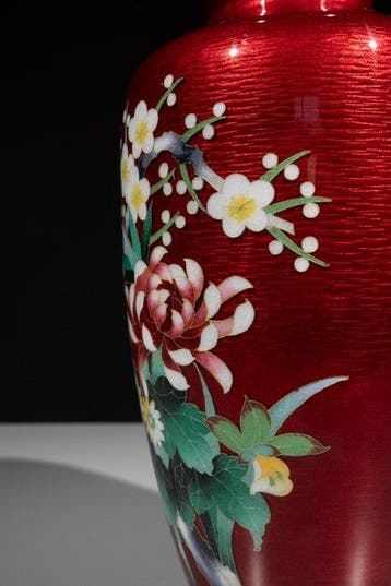 Vase - Émail, Un vase cloisonné ginbari avec des
