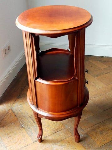 Eleganter Runder Beistelltisch Im Stil Des Stillebens – Holz