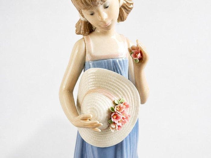 Lladró - Figuur - Girl with Hat and Flowers – Ref. 5648 –, Antiquités & Art, Antiquités | Verre & Cristal