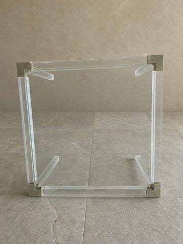 Tafel - Een vierkante bijzettafel van Lucite, brons en glas, Antiek en Kunst