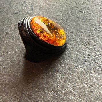 Oude ring met natuurlijke Baltische barnsteen in echt leer -