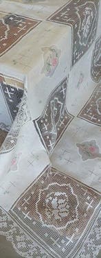Nappe de table ou couvre-lit gigantesque et éblouissant,