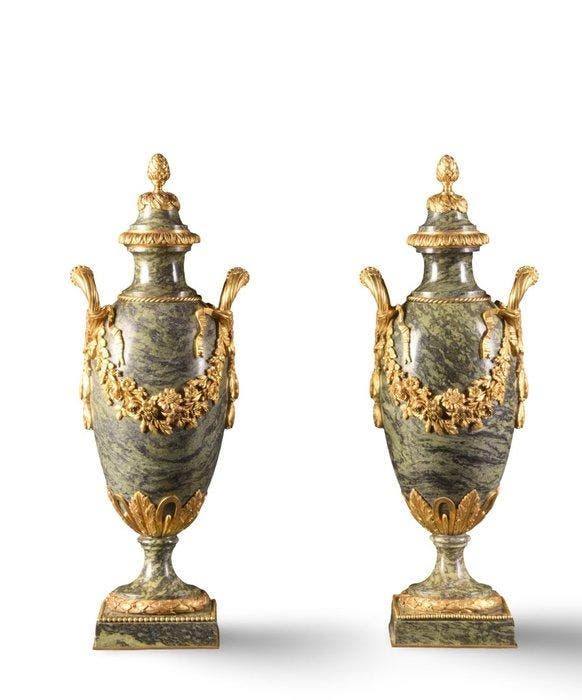 Paar Louis XVI stijl cassolettes in groen marmer en verguld, Antiquités & Art, Antiquités | Meubles | Chaises & Canapés