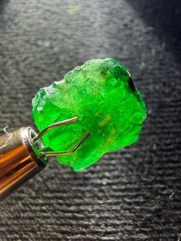 Smaragd Ruw. 6,65 cts. Topgroene enorme smaragdkristal. 100%