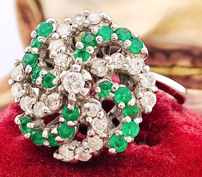 Ring - 18 karaat Witgoud Smaragd - Diamant, Handtassen en Accessoires, Ringen