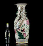 Een monumentale (H61,4 cm) Chinese famille rose Peacocks, Antiek en Kunst