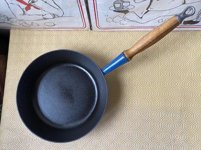 Le Creuset - Hapjespan - Geëmailleerde font, Antiek en Kunst, Antiek | Keukengerei