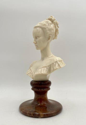 Buste, Elegant Bust in Marmoline on a Marble Base -, Antiquités & Art
