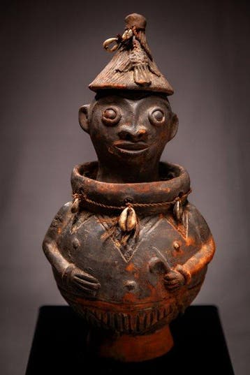 Antropomorfe terracotta rituele vaas met vogelvormige stop -