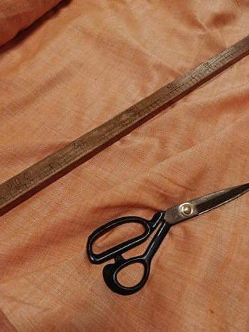 Pregiato ed elegante taglio di tessuto vintage in misto lino