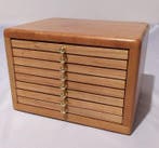 Italie. Cherry wood coin box containing 8 plateaux