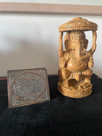 Ganesha-beeld uit hout gesneden en islamitische postbode in, Antiek en Kunst