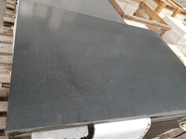 Dalles Indian Black adouci 90x60x3 liquidation de stock, Bricolage & Construction, Dalles & Carrelages, Carrelage de sol, Neuf