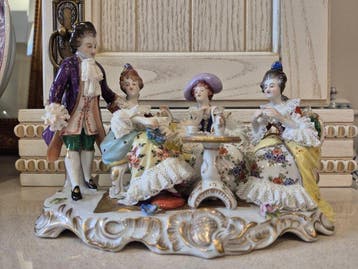 Volkstedt Rudolstadt - Beeldje - Porcelain lace group tea
