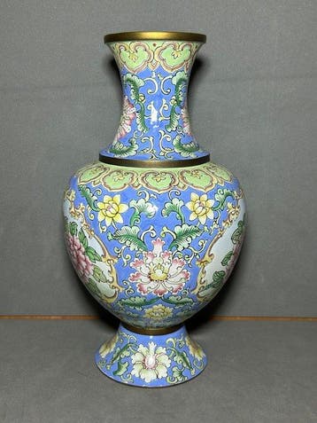 Vaas met koperen lijf, cloisonné-emaille beschildering -, Antiek en Kunst