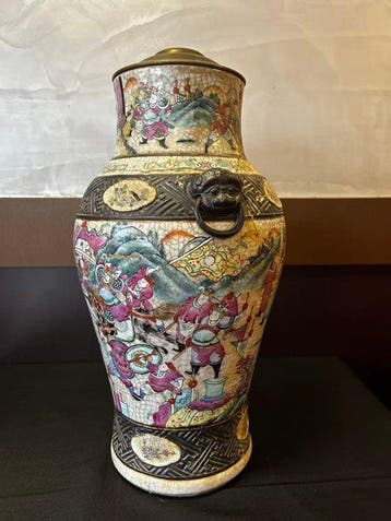 Chinees porseleinen vaas met decor van figuren, veelkleurige