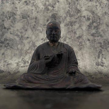 Oude Japanse boeddhistische zittende monnikfiguur () —
