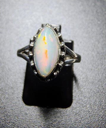 Ring van 925 zilver met natuurlijk onbewerkte opaal – 10 × 5, Verzamelen