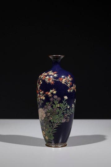 Vaas - Emaille, Een elegante cloisonné-vaas versierd met een, Antiquités & Art