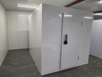 Vriescel 210 x 240 x 220 cm Licht beschadigd, Gebruikt, Koelen en Vriezen