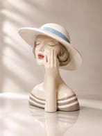 Buste, Elegant Art Deco Damesbeeld met Hoed – Boutique Hotel