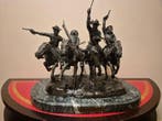 Frederic Remington (after) - sculptuur, Coming Through the