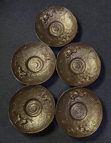 Shzan - Dienblad (5) - Koper - Japanse set van vijf gegoten, Antiek en Kunst