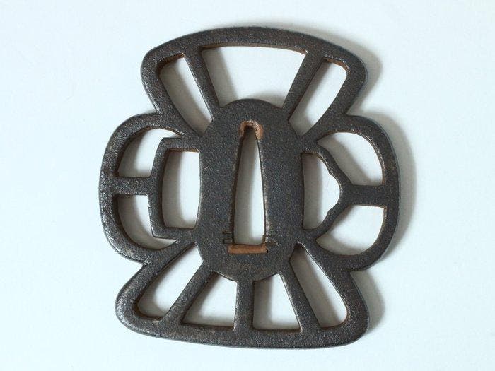 Tsuba en fer (120 g) à motif ajouré, livrée dans une boîte, Antiquités & Art, Antiquités | Autres Antiquités