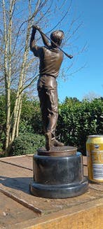 sculptuur, golfspeler met pet - 36 cm - brons marmer