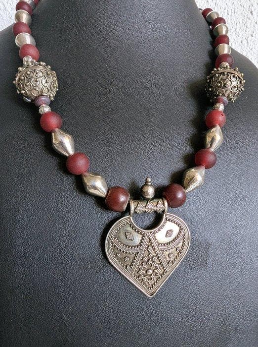 Zilver, Glazen kralen - Ketting met hanger - India, Antiquités & Art, Art | Art non-occidental