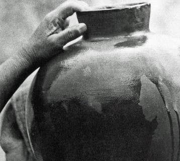 Tina Modotti (1896–1942) - Woman with Olla Mexico, ca. 1927