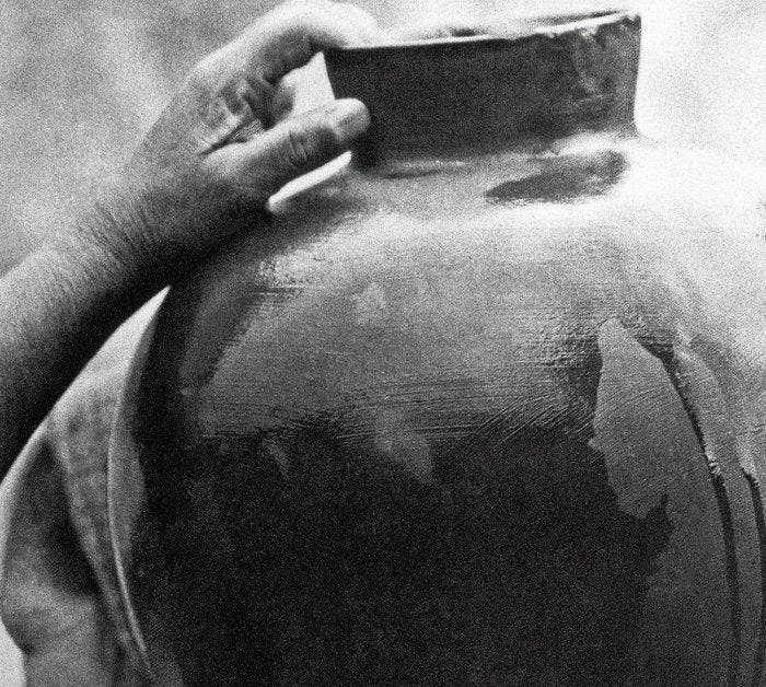 Tina Modotti (1896–1942) - Woman with Olla Mexico, ca. 1927, Antiquités & Art, Art | Objets design