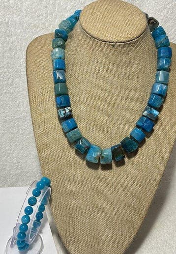 Blauwe agaat uit Brazilië en blauwe nefriet natuurlijk /1335